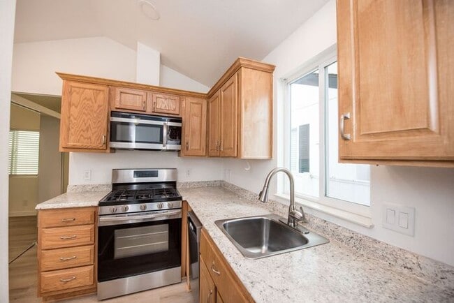 Building Photo - Newly Renovated 1 Bedroom Cottage