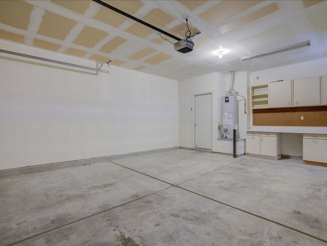 Building Photo - 3 Bedroom 2 Bathroom