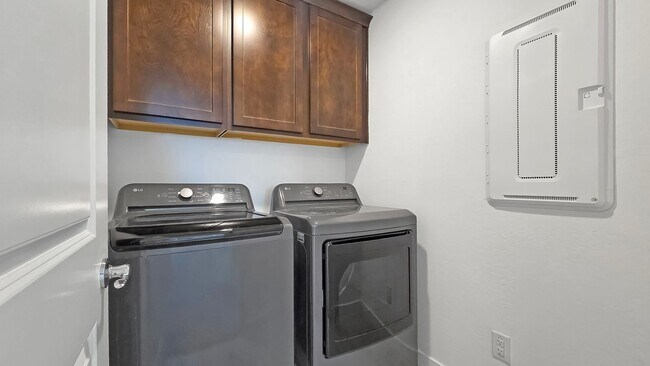 Building Photo - Community pool! Excellent Goodyear location!