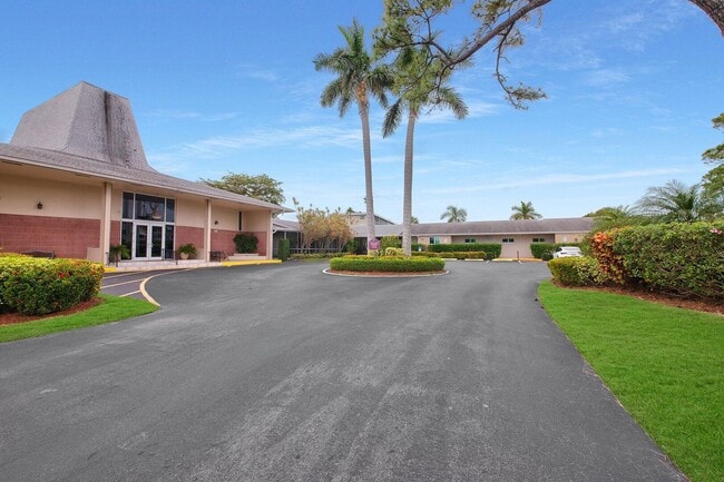 Building Photo - 2581 Garden Dr N