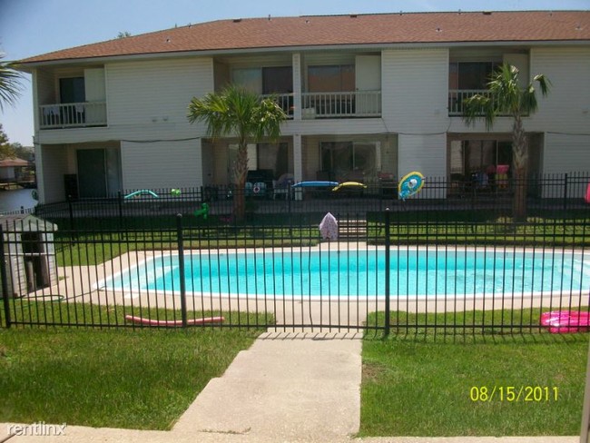 Building Photo - 2 br, 1.5 bath Condo - 4620 Pontchartrain Dr