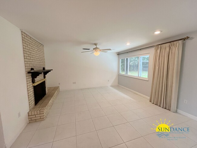 Building Photo - Sparkling Pool Oasis 3 Bedroom + Flex Spac...