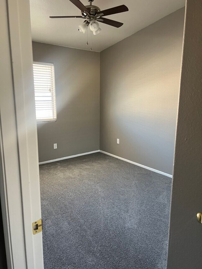 Building Photo - 3 Bedroom 2 Bathroom Townhome for Rent in Palmdale