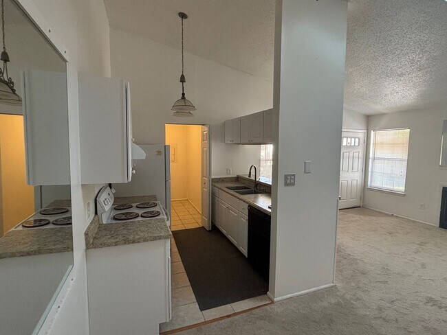 Building Photo - 2 Bedroom, 1 Bath Condo in Virginia Beach