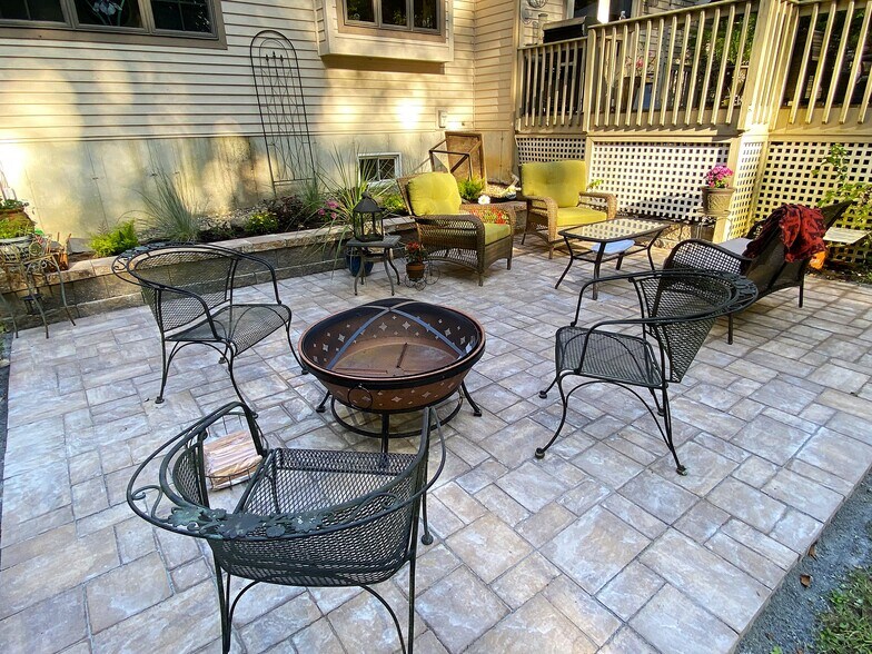 Share Stone Patio w Firepit - 19 Timber Ln