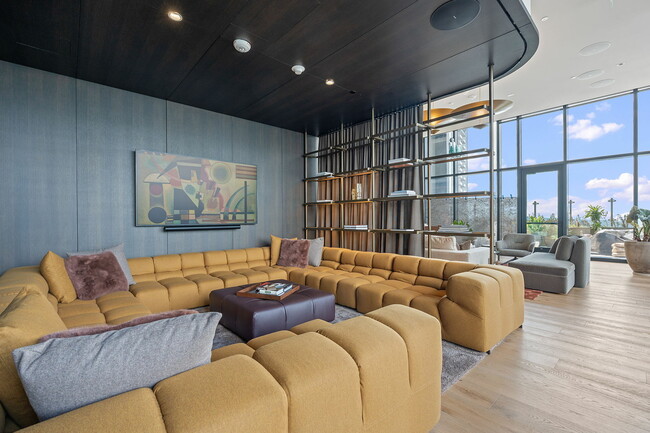 Building Photo - 610 Davis St