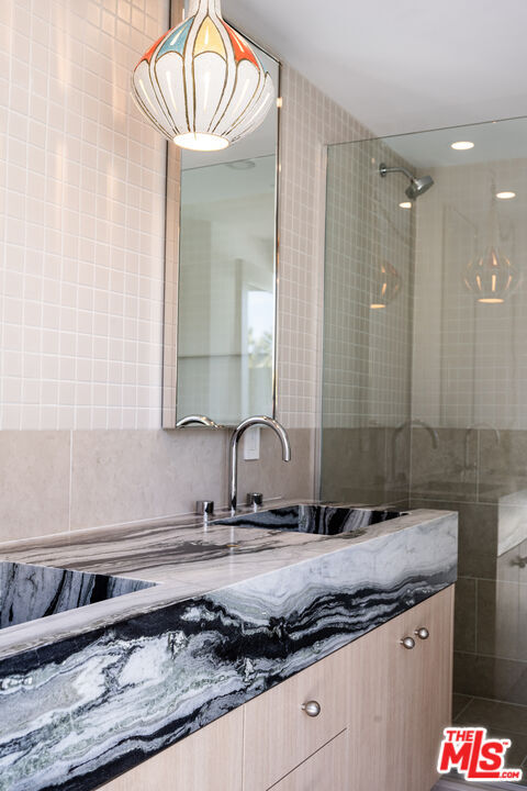 Building Photo - 922 E Anza Dr