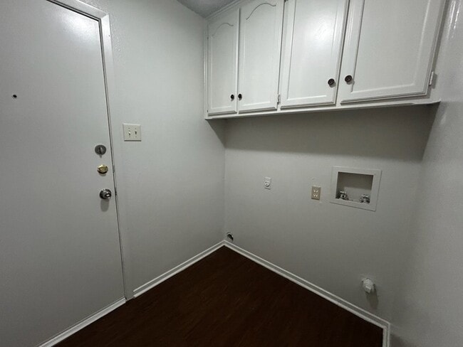 Building Photo - 2716 Sibley Dr