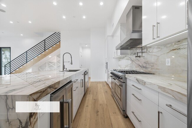 Building Photo - Luxury Modern Living with Stunning LA Skyline Views