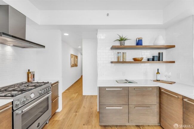 Building Photo - 425 1st St