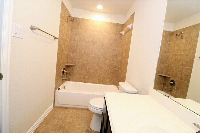 Building Photo - 627 Oak Cir Dr E