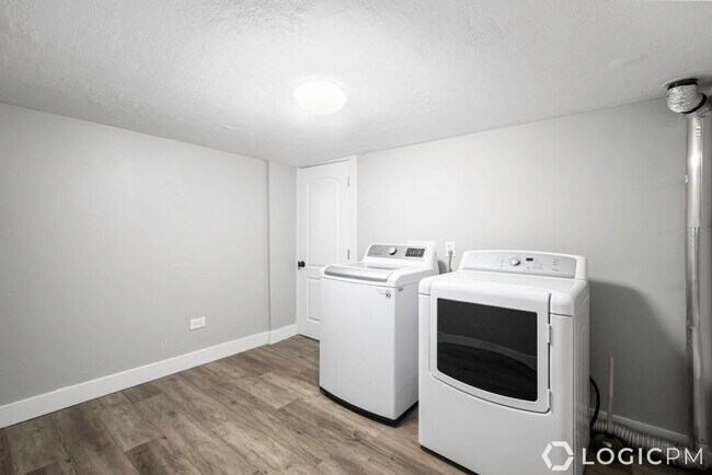 Building Photo - Stunning Single Family Home In Amazing Mou...