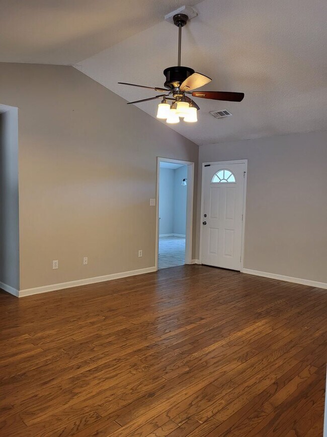 Building Photo - 3 bedroom home in Denver