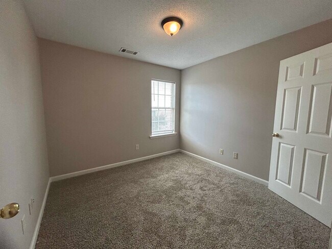 Building Photo - 3912 Sundale Way W