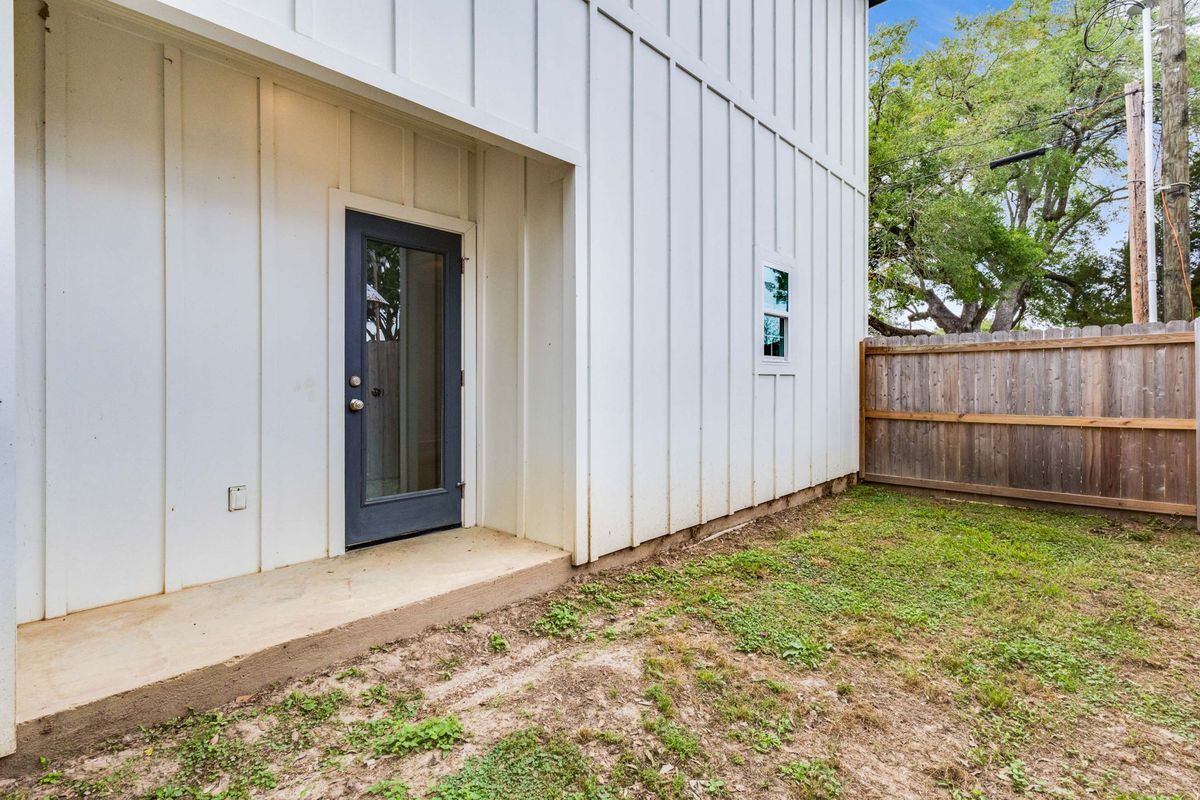 Building Photo - 204 Romero St