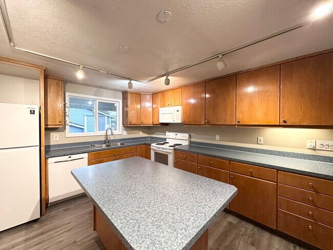 Building Photo - Single Family Home in Beaverton, OR 6 Beds 3 Baths w/ Double Car Garage!