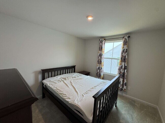Building Photo - 4 bedroom, 2.5 baths in a Seneca neighborhood