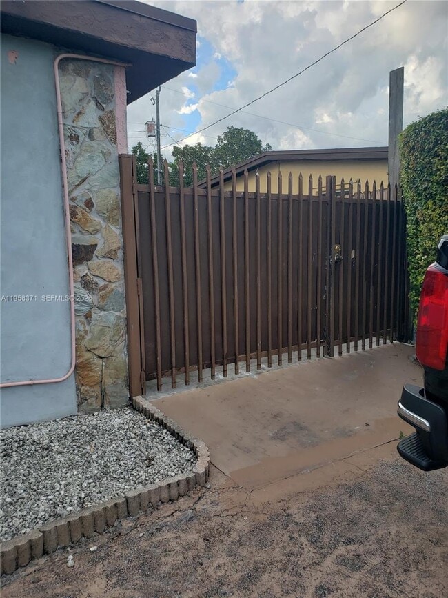 Building Photo - 4610 SW 116th Ave