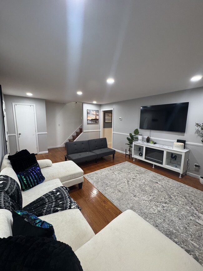 Building Photo - 230 Stonybrook Rd