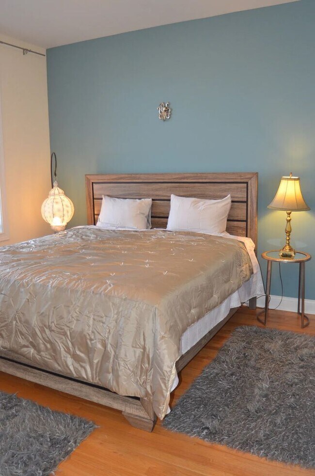 Building Photo - Wrigleyville 2 bedroom with balcony with s...