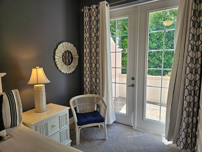 Building Photo - Seasonal Short-Term 2 Bedroom, 2.5 Bath Multi-Level Condo with Balcony and Patio located on Venic...