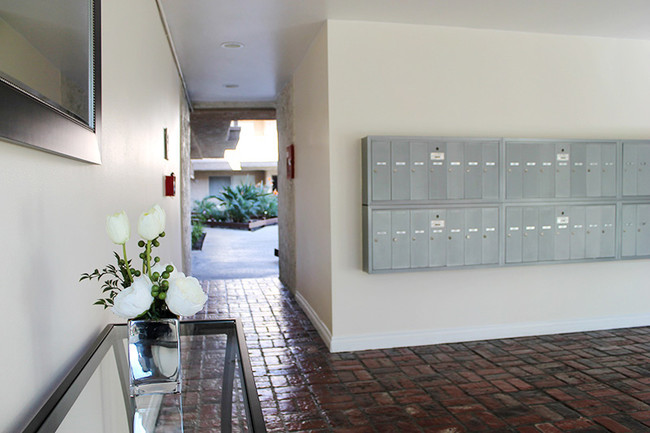 Building Photo - Somerset Place Apartments