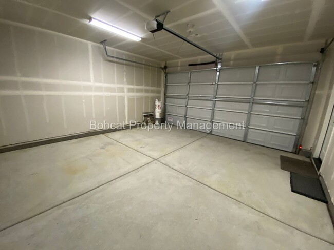 Building Photo - Nicely Furnished Townhome in Indian Hills
