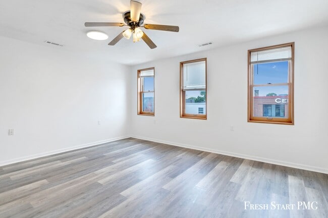Building Photo - Convenient & Comfortable Living in Downtow...