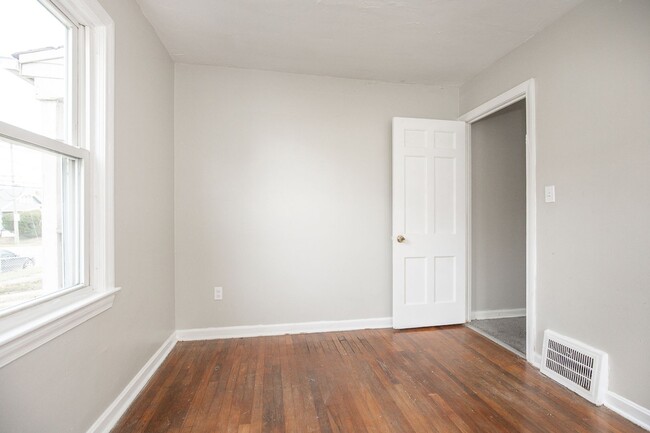 Building Photo - 3 BED 1 BATH BEAUTIFUL SINGLE FAMILY HOME