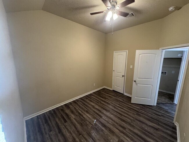 Building Photo - 296 Country Crossing Cir