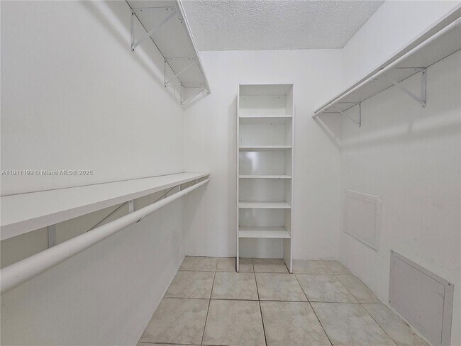 Building Photo - 1225 NE 124th St