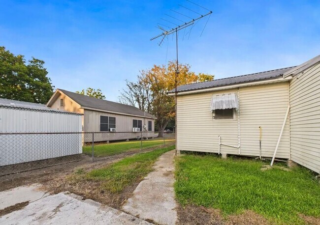 Building Photo - 1/2 OFF 1ST MONTH RENT - 2 Bedroom 1 Bathroom House for Rent