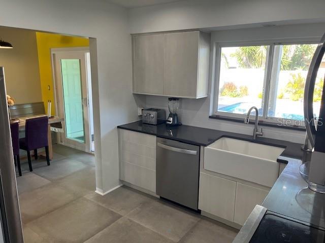 Building Photo - 2220 E Vina Del Mar Blvd