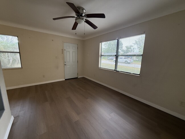 Building Photo - Queen Street Apartments