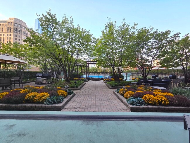 Building Photo - 400 N La Salle Dr