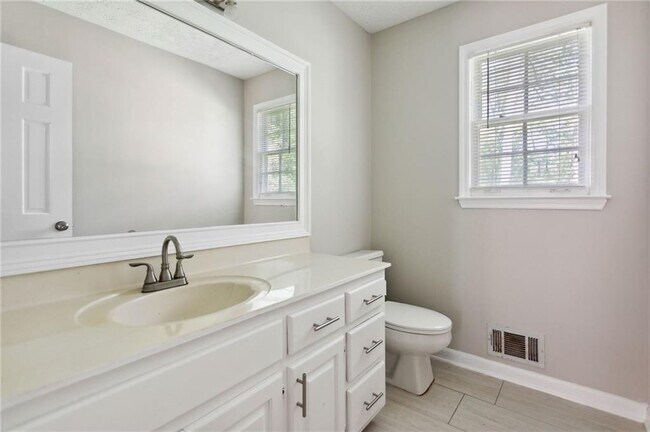 Building Photo - 518 Lynn Valley Way