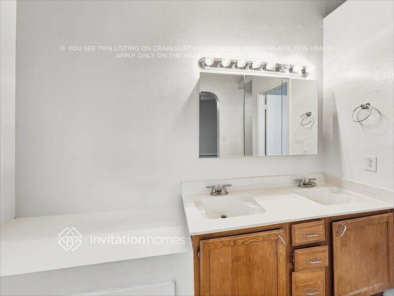 Building Photo - 6526 N 69th Dr