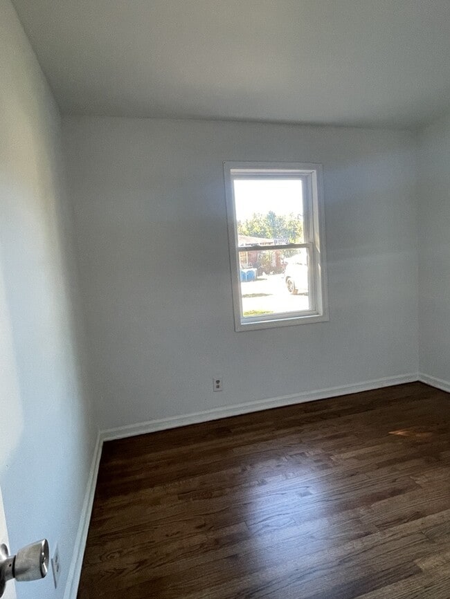 Building Photo - 3 Bedroom 1 Bathroom