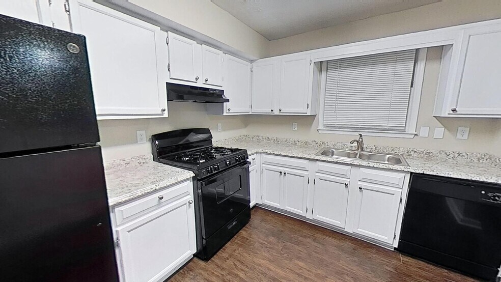 Building Photo - 717 Redland Dr