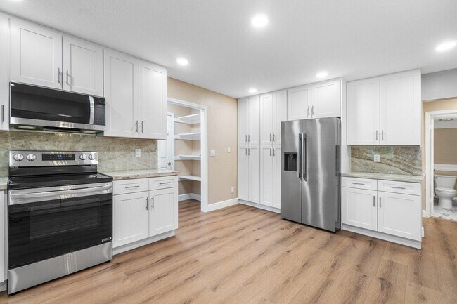 Building Photo - 5065 Horseshoe Cir N