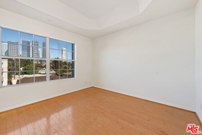 Building Photo - 2025 S Beverly Glen Blvd