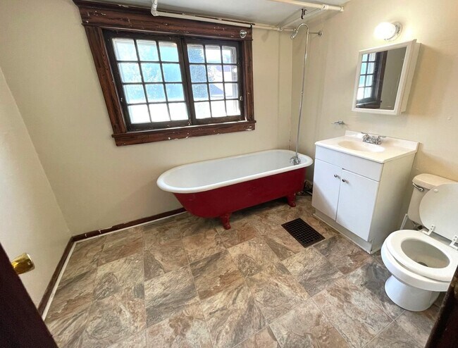 Building Photo - 2 Bedroom Top Level Apartment - ALL UTILIT...