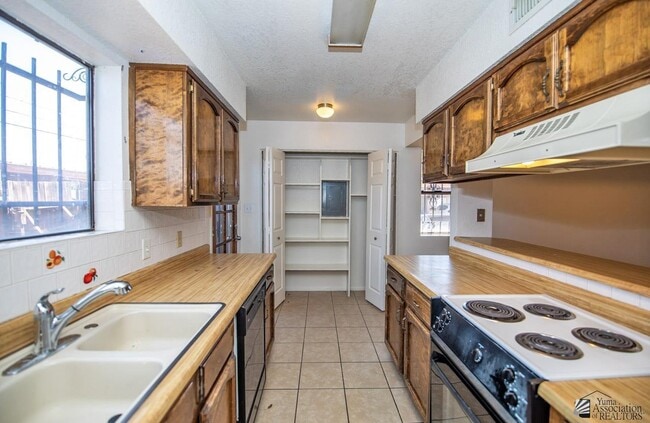 Building Photo - 833 S Avenue A