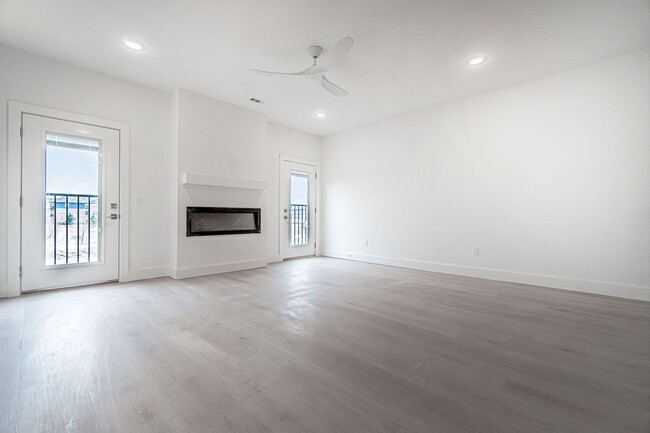 Building Photo - Beautiful spacious townhome!