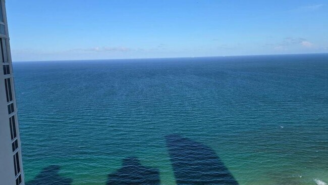 Building Photo - 15811 Collins Ave