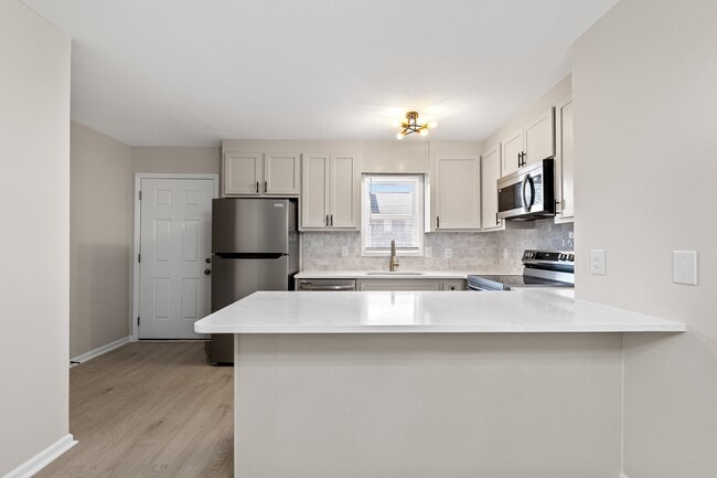 Building Photo - 365 E Williams St