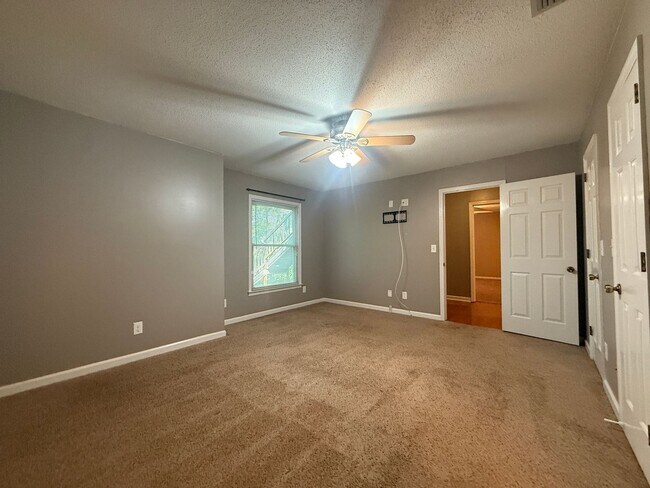 Building Photo - 2092 Woodlawn Dr SW