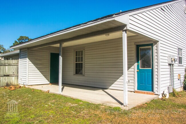 Building Photo - Quiet Townhome With Large Yard
