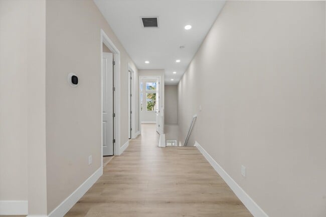 Building Photo - 16280 Oakview Dr