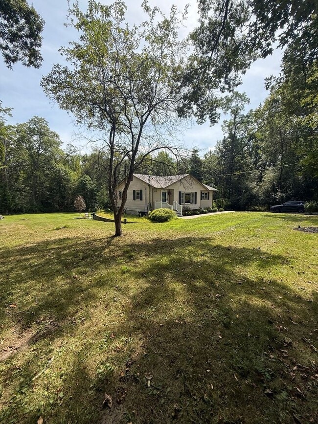 Building Photo - 3 Bedroom House with Many Amenities in Roc...
